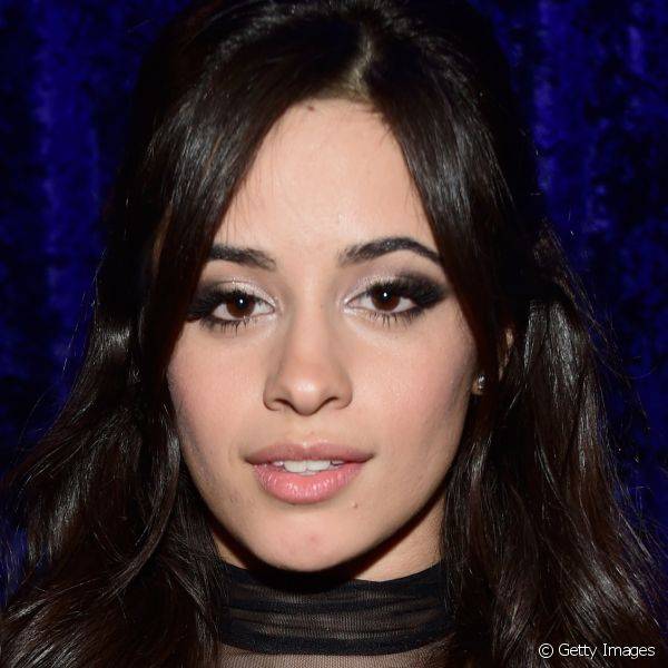 Para ir ao People's Choice Awards 2016, Camila Cabello apostou no toque glamouroso do esfumado escuro nos cantinhos externos dos olhos (Foto: Getty Images)